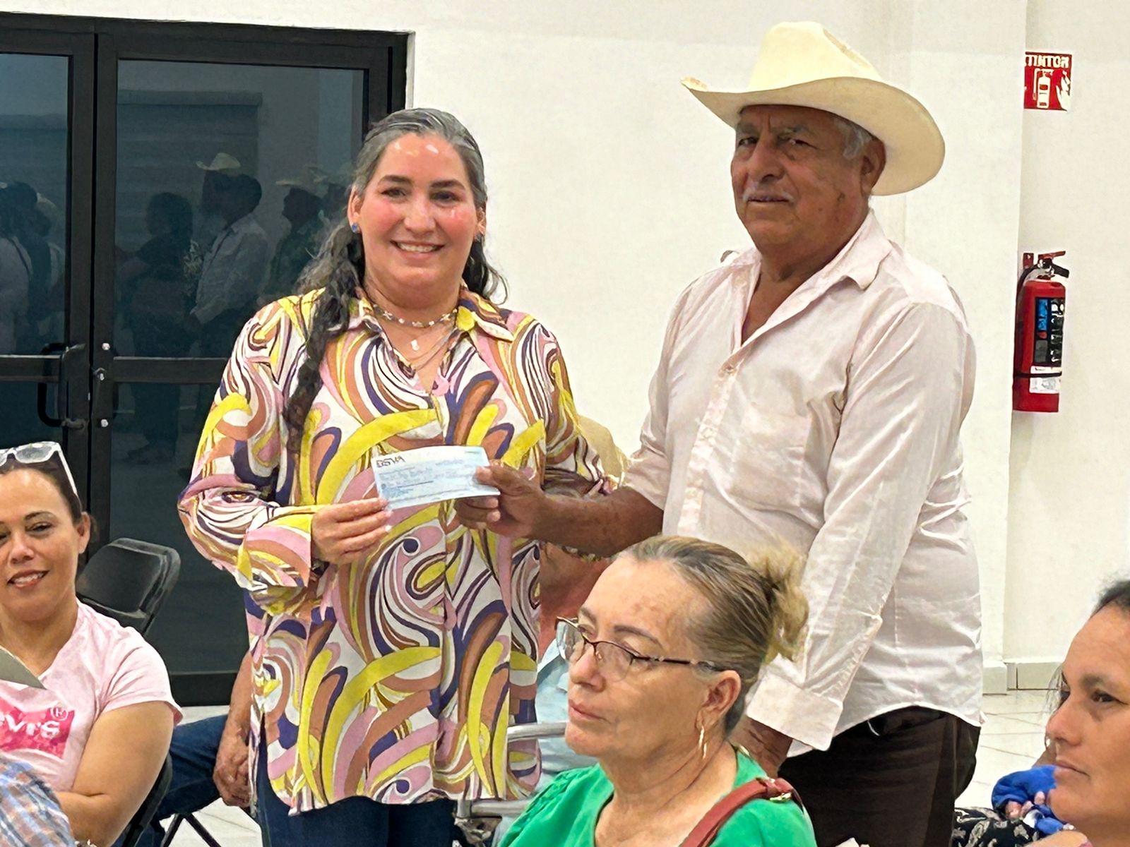 Reciben pequeños ganaderos de Álamos crédito del programa Estratégico de Protección Civil en Materia Hídrica